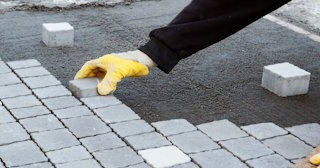 Монтаж тротуарной плитки на даче в Городце в октябре