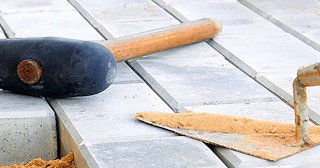Профессиональная укладка тротуарной брусчатки в Городце в октябре
