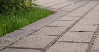Профессиональная укладка тротуарных дорожек в Городце в октябре